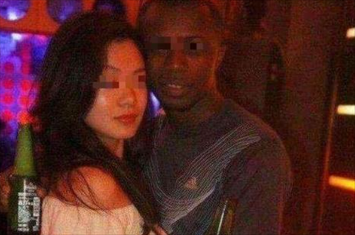 少妇被黑人4P到惨叫:04-10-12-26-30-37A：18,少妇遭遇黑人4P的悲惨经历