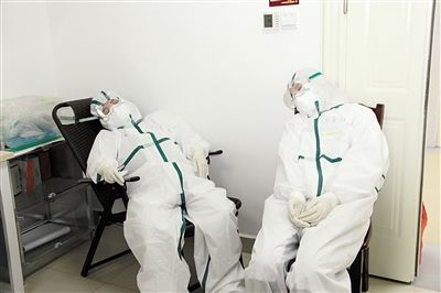 护士被两个病人伦奷日出白浆:10-13-24-25-29-45B：42,护士遭遇病患的无理要求与道德伦理的挑战，一次医疗场所的伦理危机