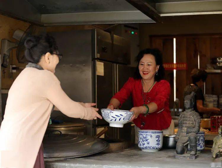 伊人久久久大香线蕉综合直播:05-06-08-27-33-35K：22,关于伊人久久久大香线蕉综合直播的探讨