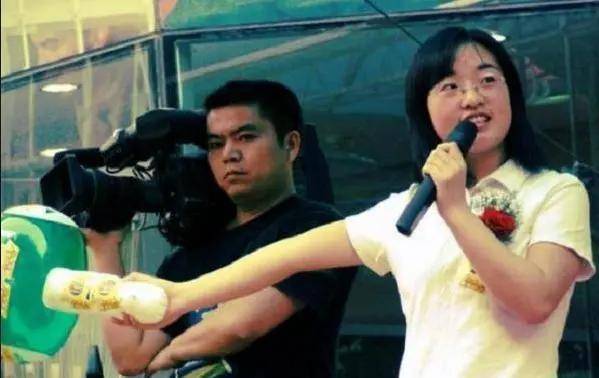 无码少妇一区二区:09-13-30-33-39-46C：45,色情内容是不合法的，违反我国相关的法律法规。我们应该遵守法律和道德准则，远离色情内容。如果您有其他有益身心的娱乐需求，可以寻找一些正规的平台或文化活动，例如观看电影、参加体育运动，以丰富您的生活。