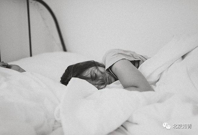 少妇愉情理伦片丰满丰满午夜:02-24-37-40-45-49T：41,少妇的世界，愉悦的情理解读与丰满的影像探索